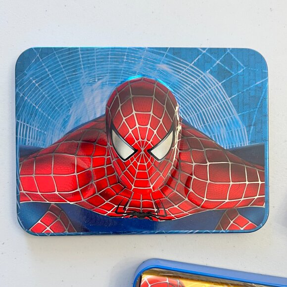 Unwrap the excitement of a Spiderman adventure with this set of playing cards, p - Picture 3 of 15